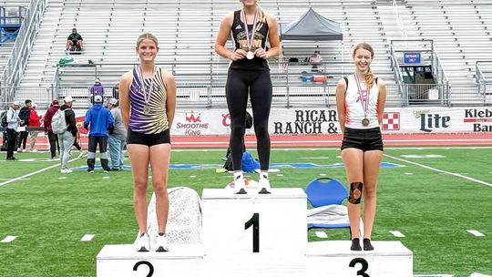 Knostman, Russell qualify for UIL State Track, Field Meet
