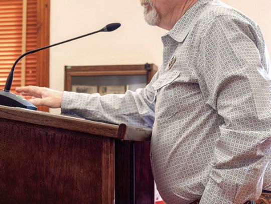 DeWitt County Sheriff Carl addresses the Commissioner’s Court in regard to a hotel charge. PHOTO BY ELE CHEW