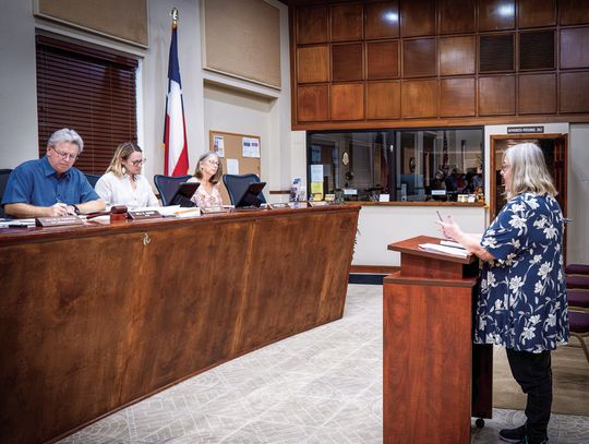 A resident addresses the Yorktown City Council regarding her property on Sixth Street. PHOTO BY ELE CHEW
