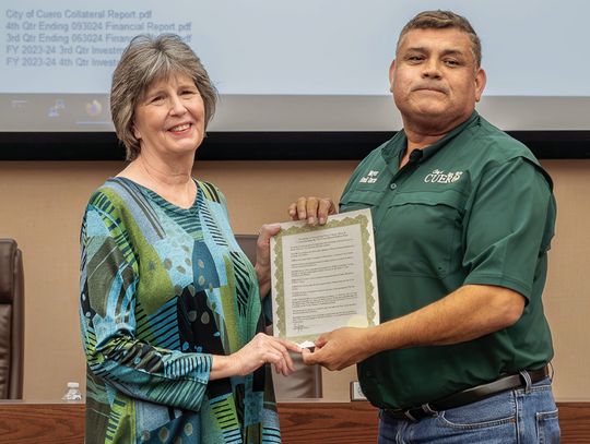 Alice Towery Gilroy, the daughter of Ken Towery, receives a proclamation from Mayor Emil Garza commemorating her father’s 1955 Pulitzer Prize for Local Reporting. The proclamation also encourages observance of National News Literacy Week, Feb. 3-7. For more information, see the News Litera...