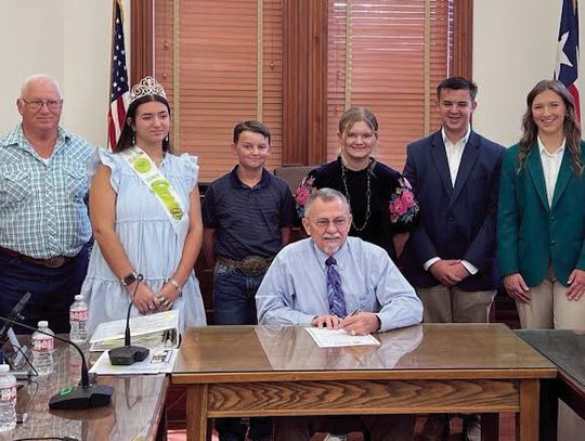 County honors 4-H, announces road closure