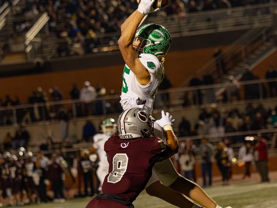 Cuero’s fight falls short, Sinton advances