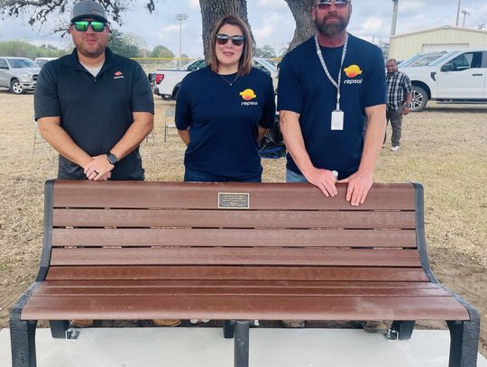 Cuero Tree Board dedicates two benches in city park
