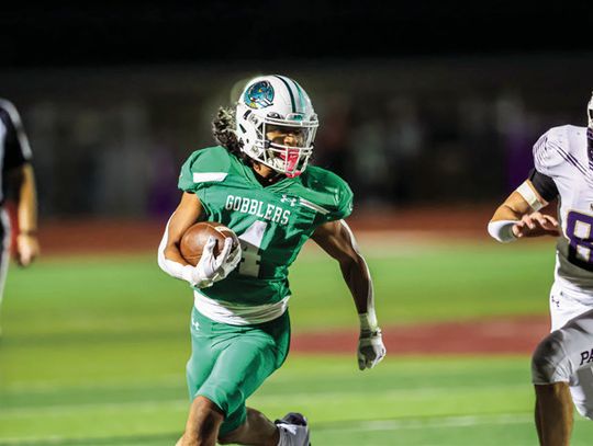 Running back Dayvon Varela scampers for yards against Navarro.