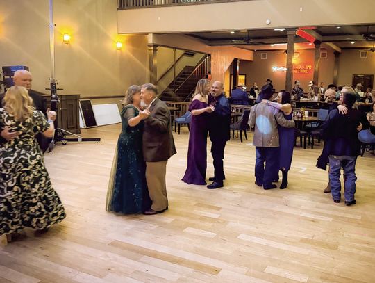 On March 8th, guests at the adult prom at Yorktown Prom Night were treated to an enchanting evening filled with exquisite dining and lively dancing. The atmosphere was adorned with twinkling lights and elegant decorations, creating a glamorous setting that set the tone for a night of celeb...
