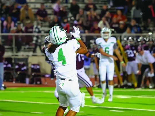 QB Jaxxon Marie connects with Dayvon Varela in Friday’s playoff against the La Feria Lions. (Photos by Mike Cantu)