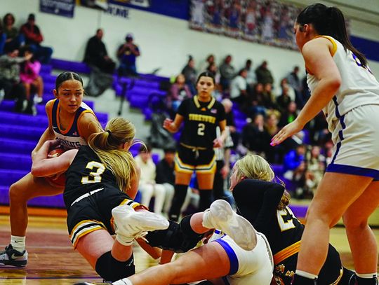 Kitty Kat seniors Sydnie Krueger (left) and Laynie Boyd (right) battle Skidmore players for the ball, while Nina Villarreal (center) looks on. PHOTO BY VALERIE STUART