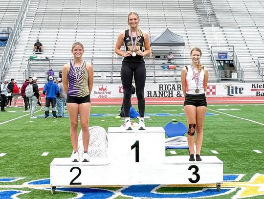Knostman, Russell qualify for UIL State Track, Field Meet