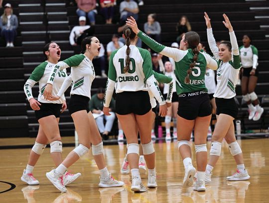 The Lady Gobblers celebrate an Arissa Carbonara kill. (Photos by Courtney Kubesch)