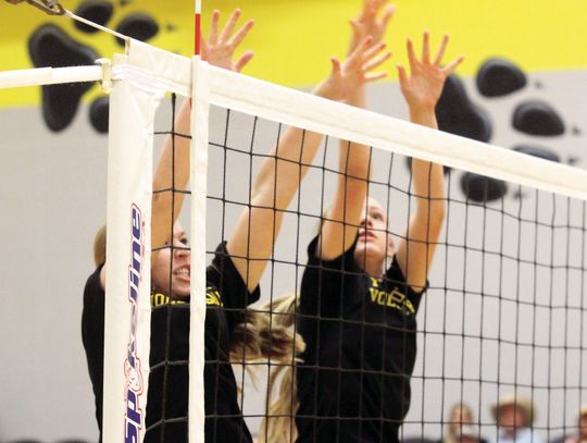 Malaysia Thomas sets to middle hitter Stehling for the kill against Falls City at the South Texas Showdown. PHOTOS BY DEIRDRE ALEXANDER