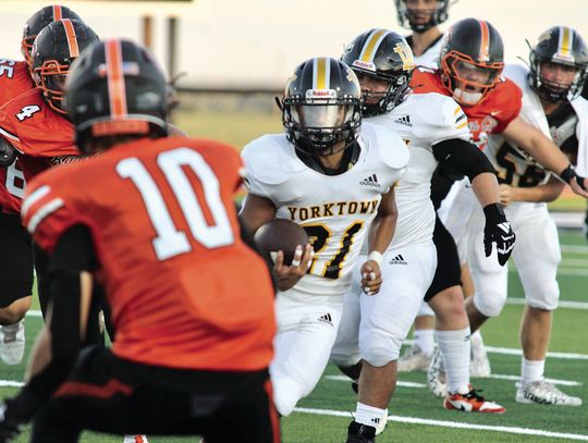McKenzie Medina jets up the field while Colton Rogers and Justin Guerrero take care of business in the backfield. PHOTO BY DEIRDRE ALEXANDER