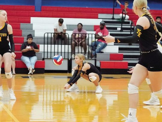 Paylyn Koopmann saves a low ball from hitting the ground against NS. PHOTOS BY VALERIE STUART