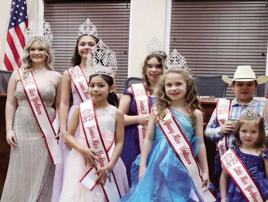 The newly crowned 2025 Miss Yorktown Court with Western Days Vice President Wesley Clayton, on left, and President Chad Buesing, on right. STAFF PHOTO