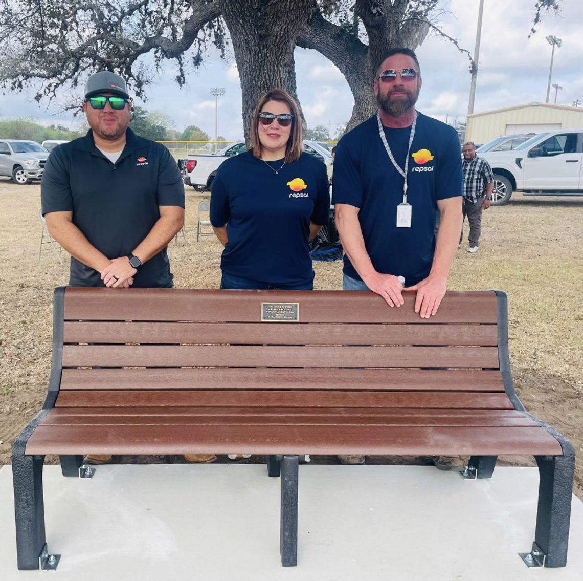 Cuero Tree Board dedicates two benches in city park