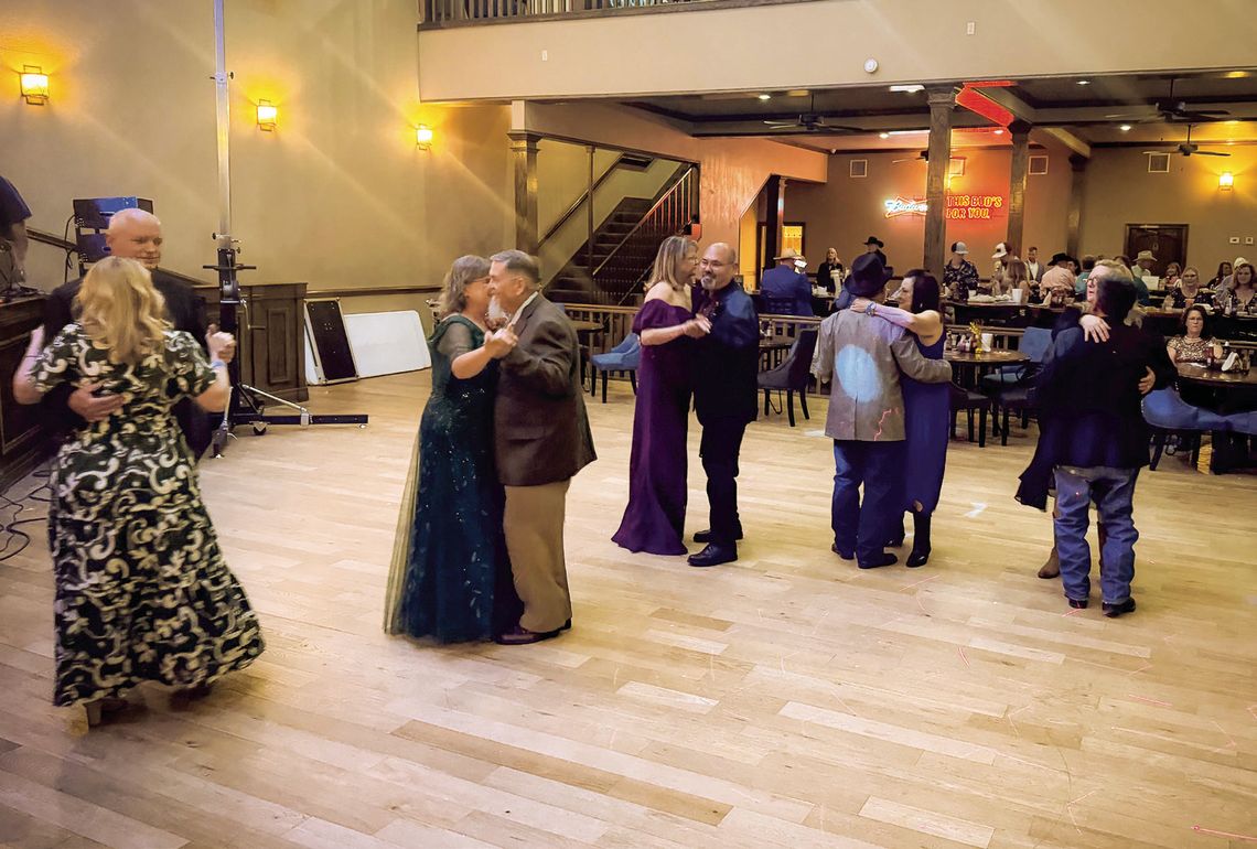 On March 8th, guests at the adult prom at Yorktown Prom Night were treated to an enchanting evening filled with exquisite dining and lively dancing. The atmosphere was adorned with twinkling lights and elegant decorations, creating a glamorous setting that set the tone for a night of celeb...