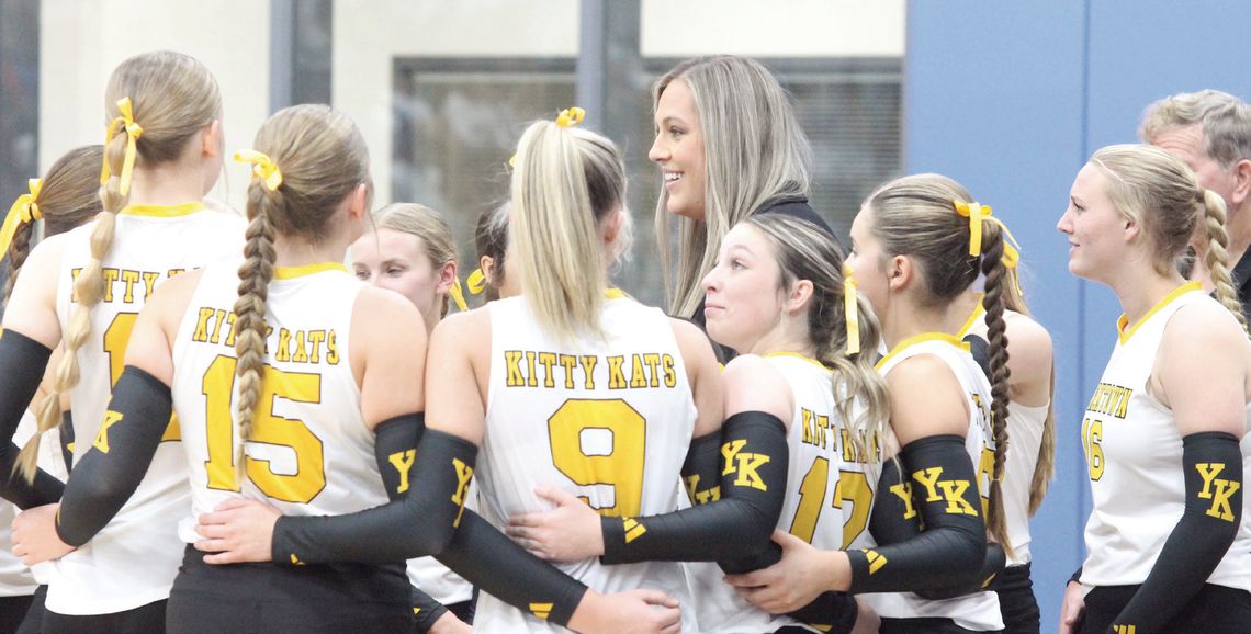 Coach Ashtyn Henkes talks with the team at the Flatonia game. PHOTOS BY DEIRDRE ALEXANDER