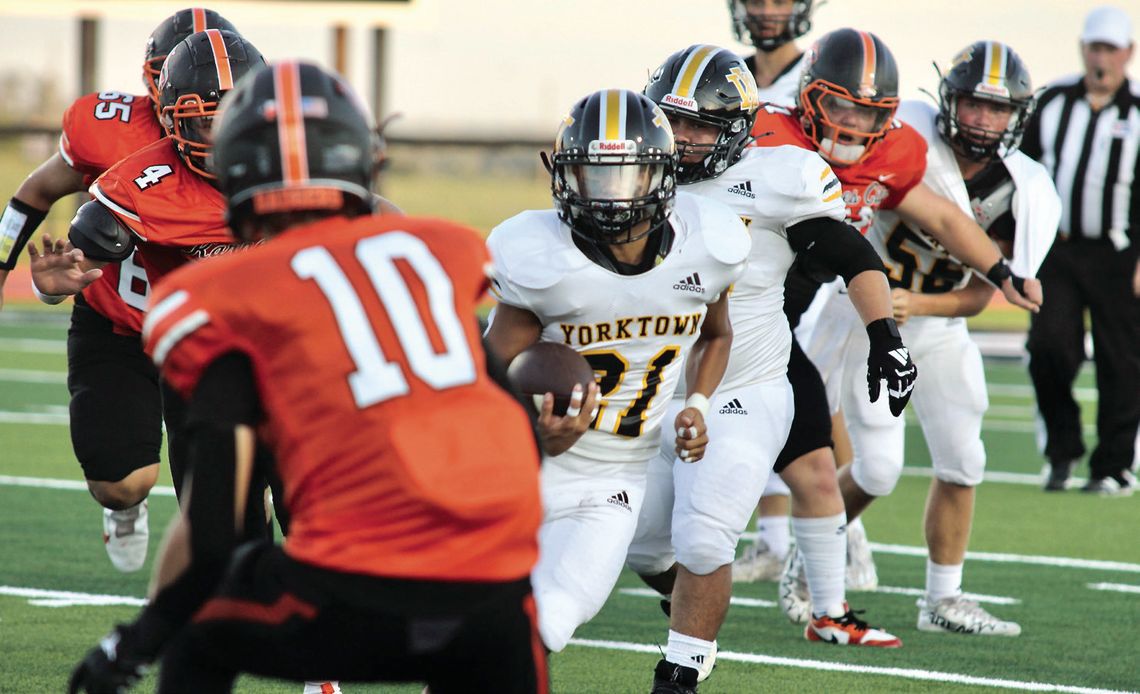 McKenzie Medina jets up the field while Colton Rogers and Justin Guerrero take care of business in the backfield. PHOTO BY DEIRDRE ALEXANDER